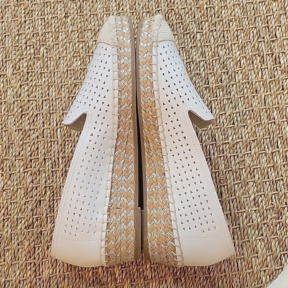 BELA VITA white slip-on platform espidrilles w/die cut triangles.  Size is 7.5 W - Picture 7 of 10